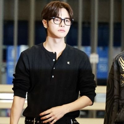 princessjiyong8's profile picture. G-Dragon Stan/Raging multistan ✿◕ ‿ ◕✿ She/her -`ღ´- INFP ♥︎‿♥︎ Cat mum ≧◉◡◉≦ Soft pink goth aesthetic ❁✴ Book reader ᴓᴈᴓ Bl stan ➳❧