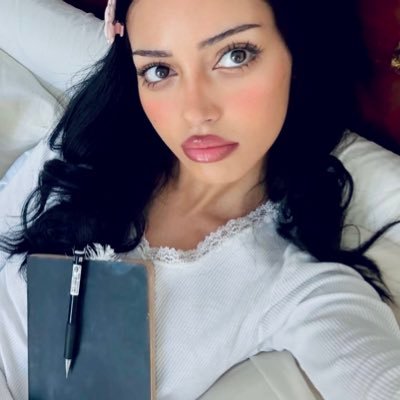 medinakomatsu's profile picture. luckiest girl @hourlymoqeel