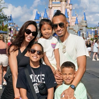 theresa_m_jones's profile picture. 🌬️Divergent✨🌎🌊👟🎨🌴†AMDG ❤️🇵🇷🍊👩🏻‍🎓@MIAD_edu @marquetteu