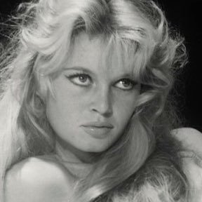 flammeangelique's profile picture. Tenderness and passion make her. Romantic at heart, slightly destructive, as all artists are. A princess incognito. | OC. Vintage Parody account.