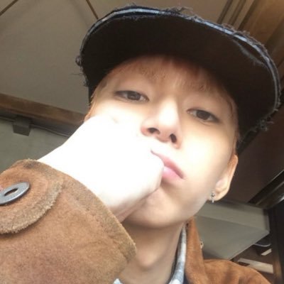 em0_ode's profile picture. i 🤎 my synth's boy