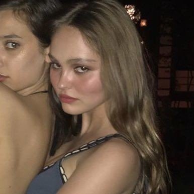 swertdeco's profile picture. 𝄒 𝚂𝙷𝙾𝚆𝙶𝙸𝚁𝙻 ❦ , coquette-core muse, cheeks tinted like wine, adorned with pearls — the perfect dose of posh. ٫̷ And still, I dial psychics when I crave guidance.