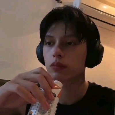 kaamerad's profile picture. All tweets are leaning to the left.