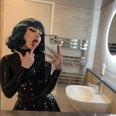 Only1mistre's profile picture. You’ll knee