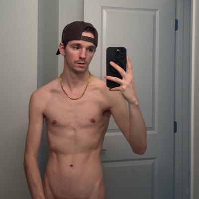 goodboyjonah's profile picture. 18 year old hung & versatile twink 😈 free onlyfans below ;)