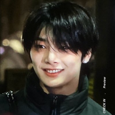 cwbasy's profile picture. ˚౨ৎ . coleciono pedaços de papel de mulheres e twinks