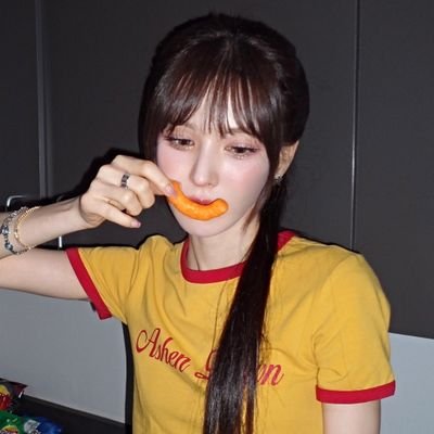 qimiras's profile picture. basically gacha and lesbianism