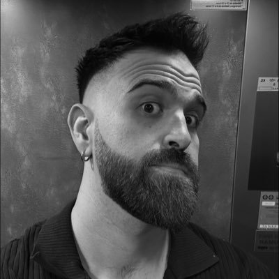 Serblacc's profile picture. Mi cuerpo también es aproximadamente un 70% de agua. El otro 30% son libros, videojuegos y pelos de mi gata. A veces también escribo.