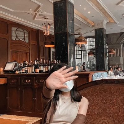 rosalie3ee's profile picture. 📚 Collecting words to build my own universe 📚