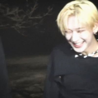 esooglll's profile picture. 