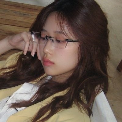 lingormyuri's profile picture. pass me that thai yuri blunt 🚬