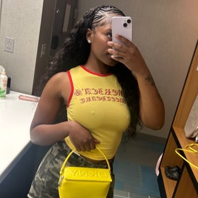 OfficiallyMiahh's profile picture. 