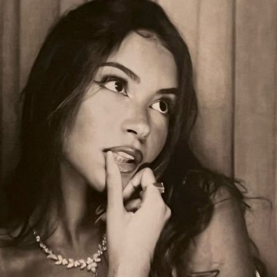 lelecmts's profile picture. scars hidden under porcelain skin