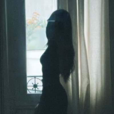 miakshm's profile picture. nonchalant