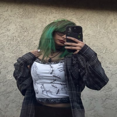 bugging0ut's profile picture. tree hugging zombie worm pony freak xp