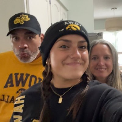 kiyahchavez's profile picture. 💛🖤@iowasoftball #10| 🏋️‍♀️🦅🐾