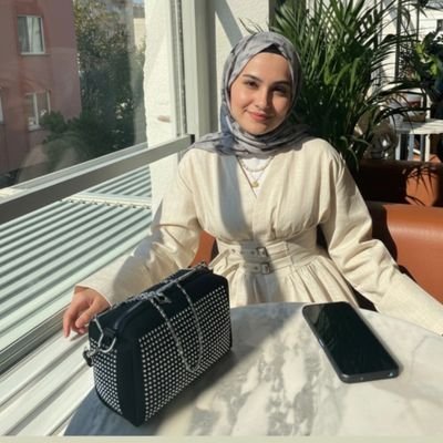 larviyaa's profile picture. 