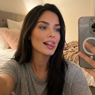 morayabeckett's profile picture. 19 year old girl with a dream, using Ai with my actual face.