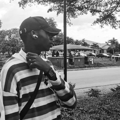 iamde_vine's profile picture. Student optometrist | Graphic Designer | Football