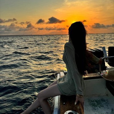 yourbaby_Lilly's profile picture. Vitamin sea & sunset chaser 🌊🌅 | Lover of beaches, waves, and golden skies