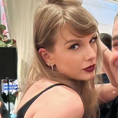 florentices's profile picture. leitora em tempo integral e vestibulanda de medicina nas horas vagas! 🕯️🧸 @bluesmva 🤍