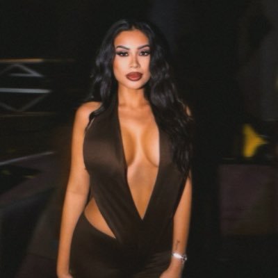 trishaannete's profile picture. I love to read & talk about books🖤