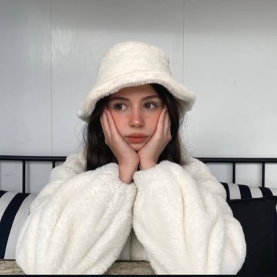 Thenisssss's profile picture. 🌿|“aşk zaten imkansızı mümkün kılmak değil mi?”🐞 sıcak nevaleyim🌷|Tdb💞