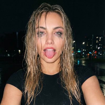 thequeenshania's profile picture. just the girl next door