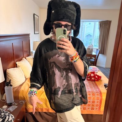 wholottagreen's profile picture. ✦ animanga • music • rave ✦