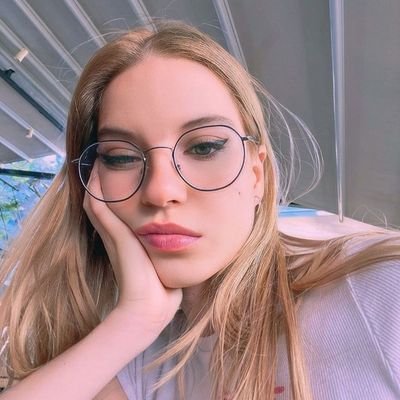 roseweet9's profile picture. Farklı olmaya çalışıyörük.