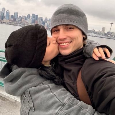 vinnieshugs's profile picture. run by @darlingyetagain and @exilemiro