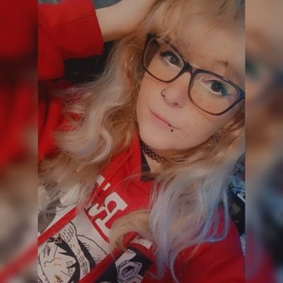 RevyyChan's profile picture. Bea/Cutie || 29 || 🏳️‍🌈 || 🖤❤️ & 💚 || she / her || Married ♥ || Metalhead & Gamer (Twitch Streamer) ♥ || Lurch ,#MopsGeschwader & #RedpandaArmy♥