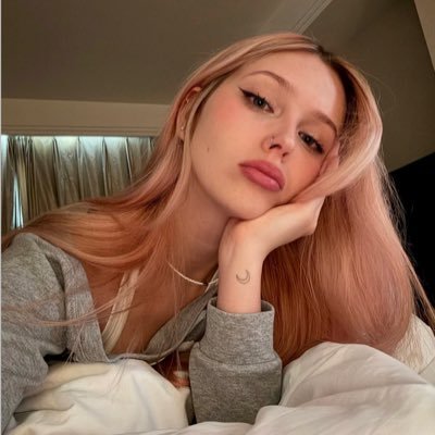 deryaesw's profile picture. 