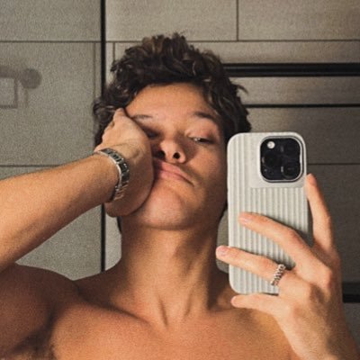 tomlins9ns's profile picture. louis btn + omar ldn | n°1 jet black heart stan | saw zaramar in london!! | @rudbliss