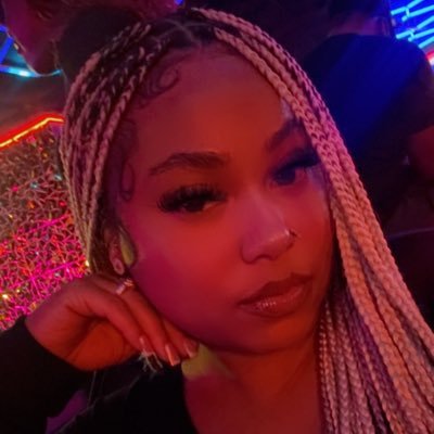 lavbai_'s profile picture. livin lifeee✨♒️