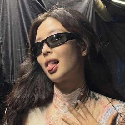 soirnie's profile picture. listening to blackpink in velaris ͏ ͏