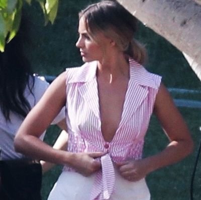 margotrobbiev's profile picture. who's gonna save my heart from the fate of ophelia?