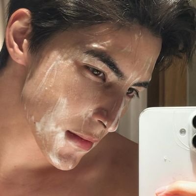 lapinneon's profile picture. 