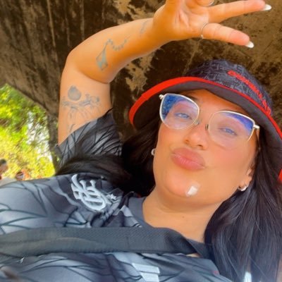 BarbieNandamanu's profile picture. Aquariana ♒️ 💕 Mãe de 2 Princesas 👩‍👧‍👧 Flamenguista ⚽️ umbandista 📿💜 Sou filha do vento 💨 ⚡️e do mar 🌊 💙🩵 16/08 ❤️👩🏻‍❤️‍💋‍👨🏻