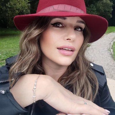 juliadraguta1's profile picture. SI A LA VIDA💚💚👨👩👧👧🇷🇴🇪🇸🇺🇸🇮🇹🇸🇻🇭🇺