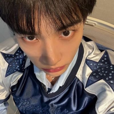 hyuni_val's profile picture. hyunjin y yo tomando monster