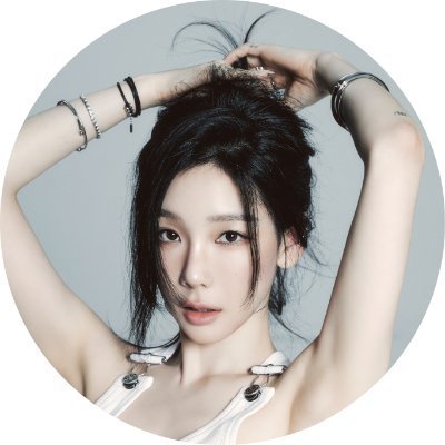 ajikdo39's profile picture. nothing to see here

archive | cw: #loveandcrown #swordandbeloved #romanticsanonymous #meandthee #therapygame #tros #noonayouareawomantome #exchange4