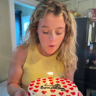 justalillibit's profile picture. fangirl or sum like that