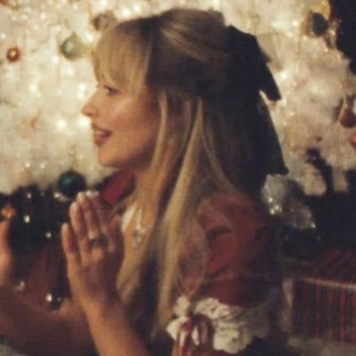 lacysvicious's profile picture. like a comet pulled from orbit ♡₊˚🧹🫧₊✧