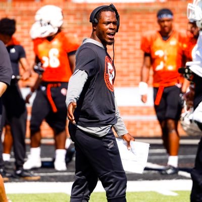 CoachEAmoako's profile picture. Cornerbacks Coach @gocamelsfb #RollHumps 🐪 |  Better Together. 🇬🇭