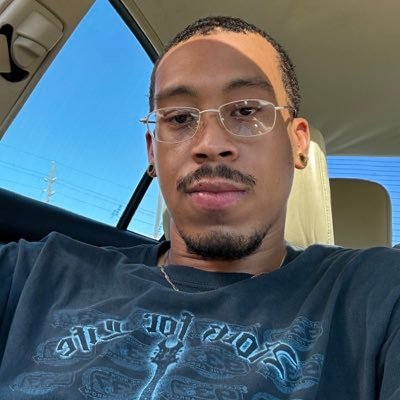 notdott's profile picture. please don’t knock on the fish tank