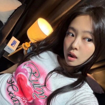 jnkdeuk's profile picture. jennie first til last
