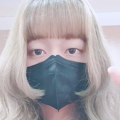IlIi1Il1IlIi1II's profile picture. 다행이야, 이 세상이 최악이라고 오해한 채로 끝나지 않고 오늘 하루가 지나서. 
너와 함께 보낸 덕분이야.
