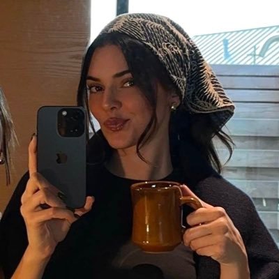 Malivks's profile picture. Zayn's eyes are an ocean of golden autumn leaves, turning into a caramel and hazel tone. Deep, mesmerizing. / zquad 🇮🇹 coldplay x2