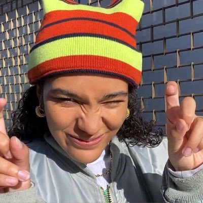 lilbunrry's profile picture. “the brightest in every room”